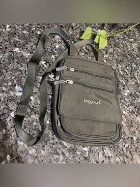 BAGGALLINI Bag Small Gray Everyday Crossbody Multi Pocket Zippers Travel